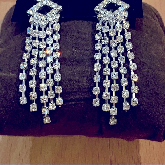 ⭐️2/$25⭐️ Costume Jewelry Rhinestone Earrings - Picture 2 of 2